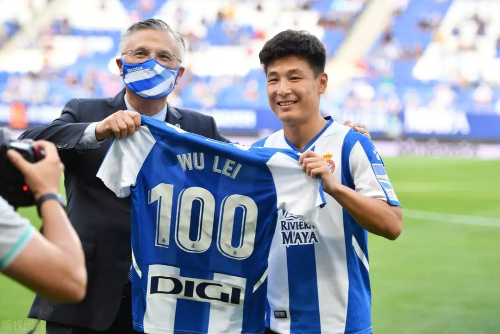 NG体育网站- 佛罗伦萨队长达百场里程碑，获赠纪念球衣